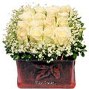 Seramik vazo i�erisinde 16 Adet beyaz g�l aranjman<br>ortalama �r�n boyutlar� 25x35 cm